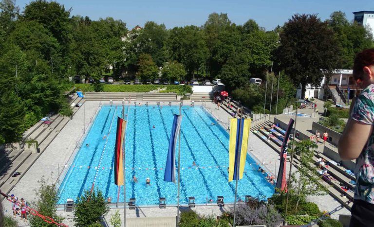 Blick vom Sprungurm auf das Sportbecken