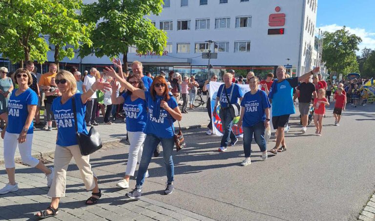 Beim Volksfesteinzug 2024