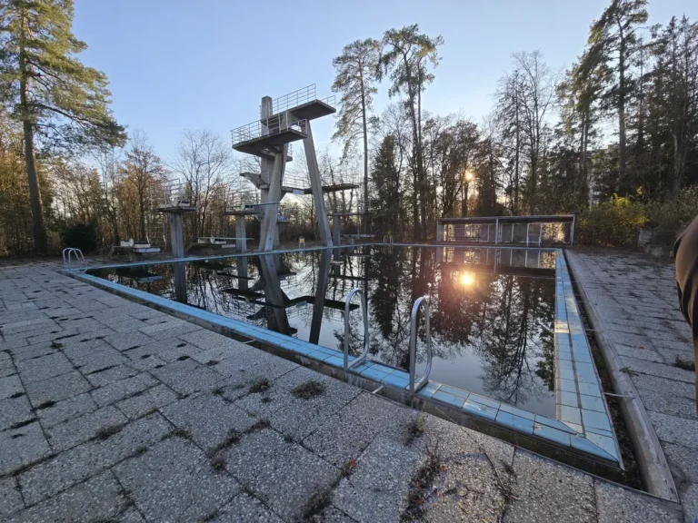 Sprungbecken bei Abendsonne