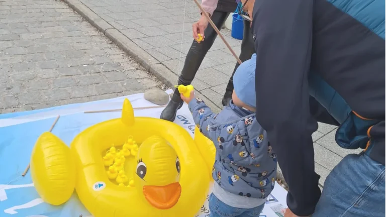 Kind beim Entenangeln