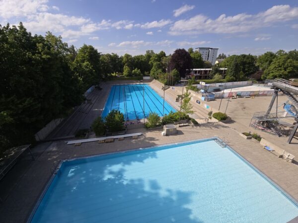 Schwimmer- und Nichtschwimmerbecken