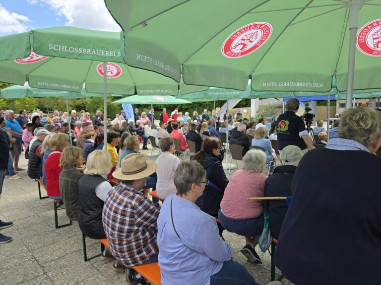 Zuhörer bei der Eröffnungsrede