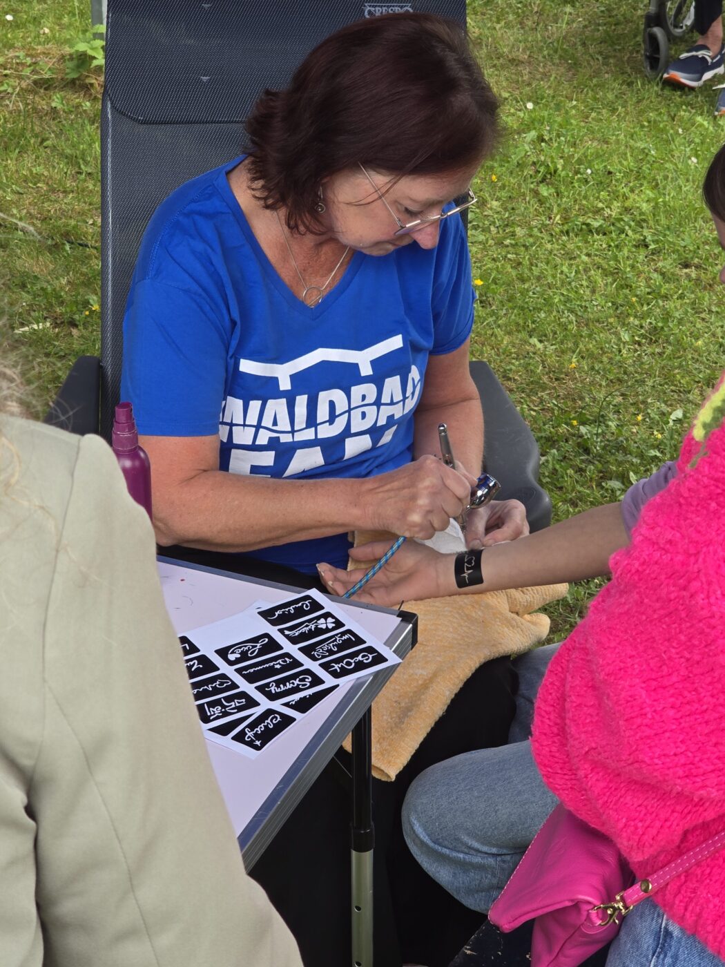 Sabine Hausberger macht Kinder-Tattoo